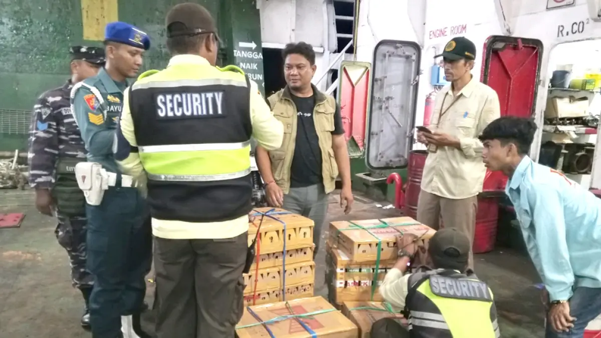 DARI BALI:  Petugas gabungan dari Balai Karantina, Lanal, dan ASDP mengamankan ratusan burung tanpa dokumen yang akan dikirim ke Jawa lewat KMP Mutiara Perkasa, Sabtu malam (23/5). (Karantina Jatim for Radar Banyuwangi)