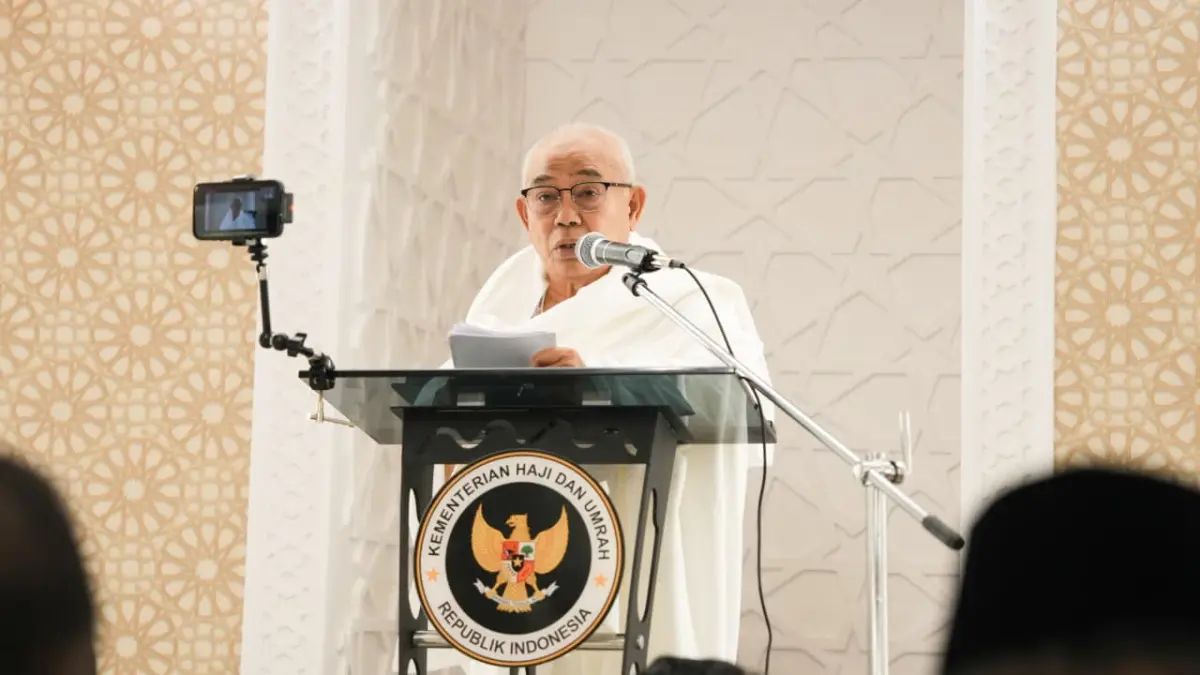 KH Asep Saifuddin Chalim menyampaikan khutbah wukuf di Arafah, mengingatkan jemaah tentang kesetaraan manusia dan pentingnya takwa. (haji.go.id)