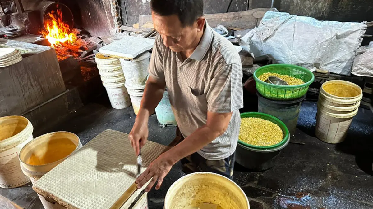 KURANGI UKURAN: Perajin tahu di Kelurahan Pengantigan, Banyuwangi ikut terdampak naiknya harga kedelai impor. (Fredy Rizki/Radar Banyuwangi)