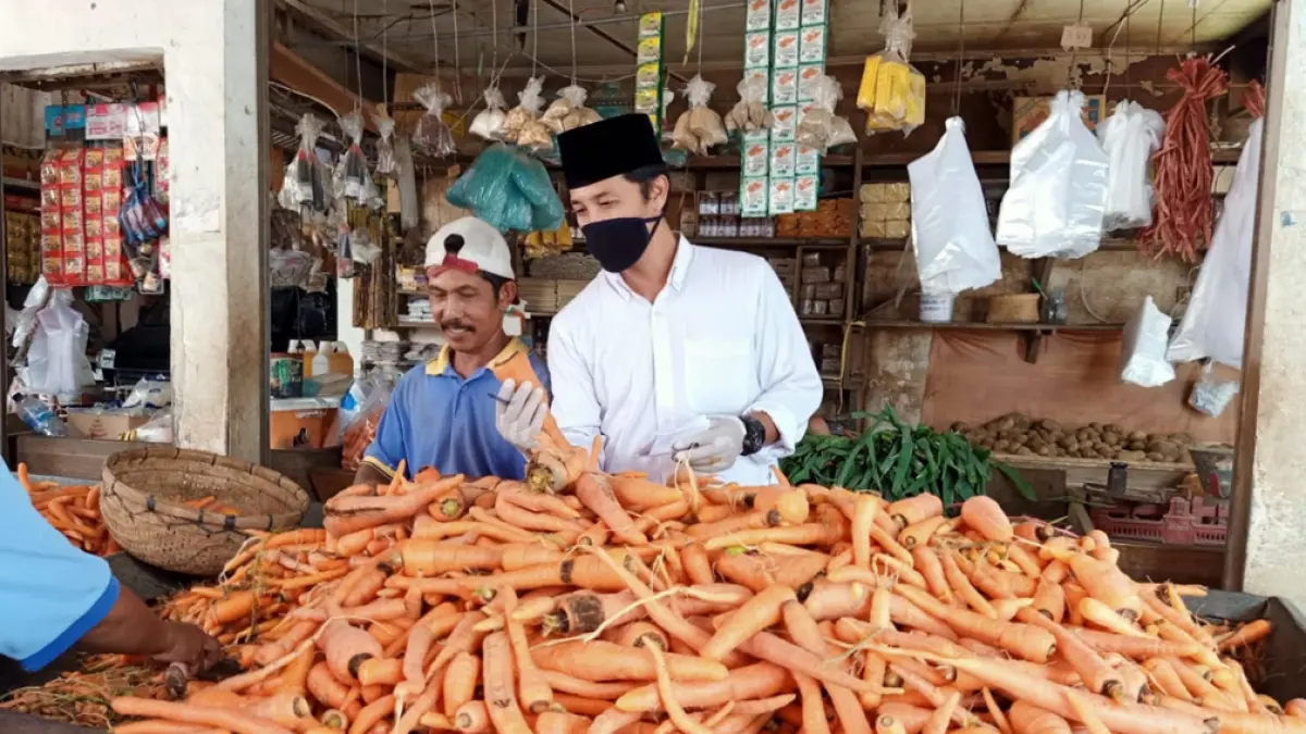 MAHAL: Petugas Pasar Genteng 1, Desa Genteng Kulon, Kecamatan Genteng memantau komoditas sayur yang mengalami kenaikan, Selasa (26/5). (Salis Ali/Radar Banyuwangi)