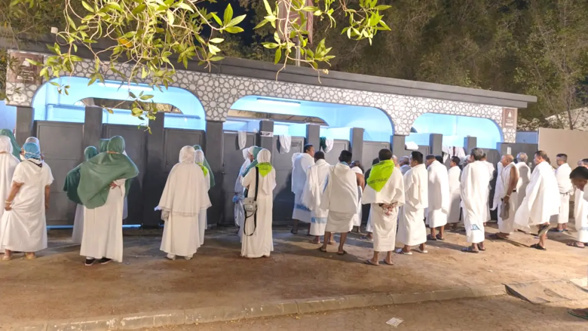 MENGULAR: Jemaah haji dari berbagai negara, termasuk Banyuwangi antre masuk ke toilet di Arafah, Selasa (26/5). (Muklis for Radar Banyuwangi)
