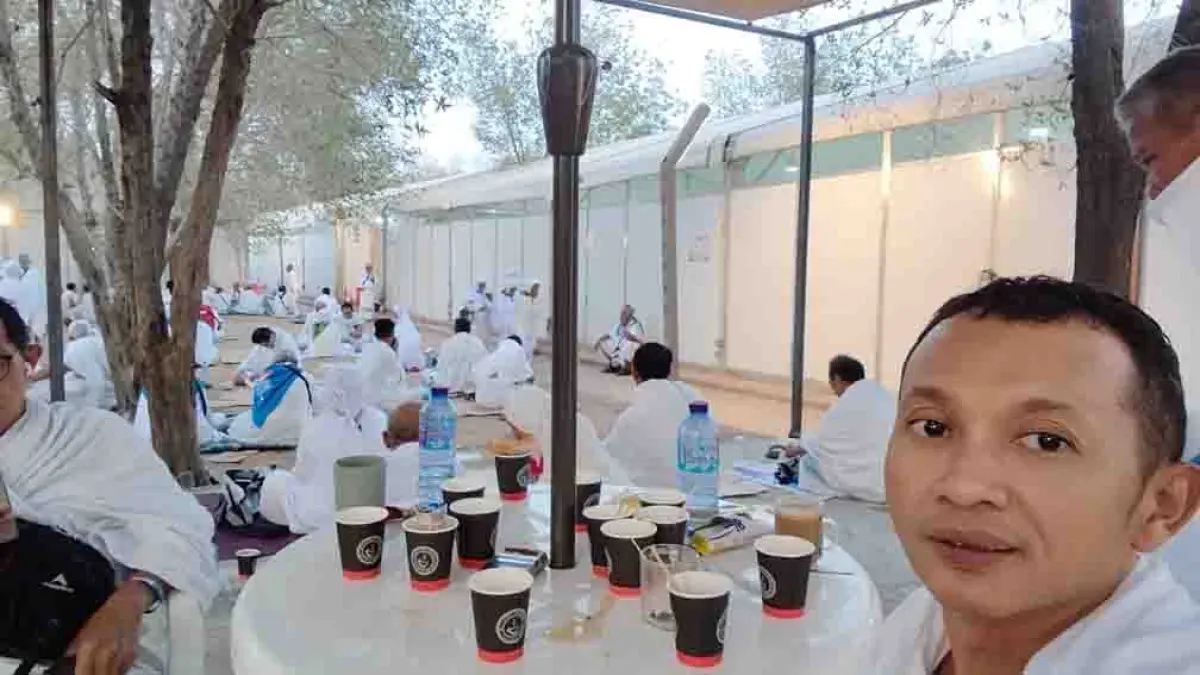 MENJELANG WUKUF: Suasana ditendang para jemaah Banyuwangi di tenda perkemahan Padang Arafah, Selasa (26/5). (Lukman for Radar Banyuwangi)