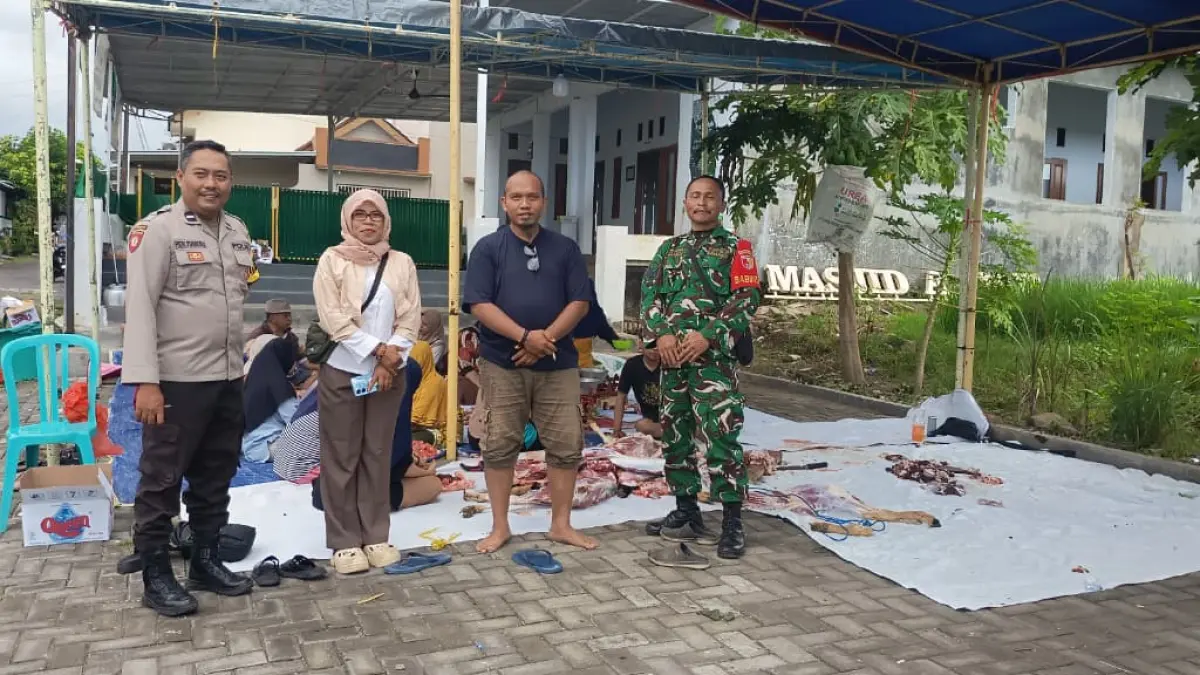 PANTAU : Praptini Yustiniarsih Lurah Giri didampingi Bhabinkantibmas dan Babinsa Giri mengunjungi kegiatan pemotongan hewan kurban di Masjid An-Nur yang berlokasi di Perumahan Villa Bukit Mas Blok Barat (Gerda/RadarBanyuwangi.id)