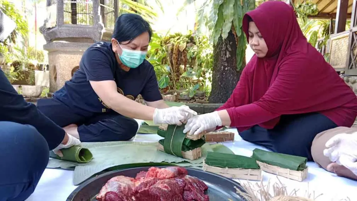 Pemkab Banyuwangi ajak warga kurangi kantong plastik saat pembagian daging kurban dengan besek, daun pisang, dan wadah ramah lingkungan. (banyuwangikab.go.id)