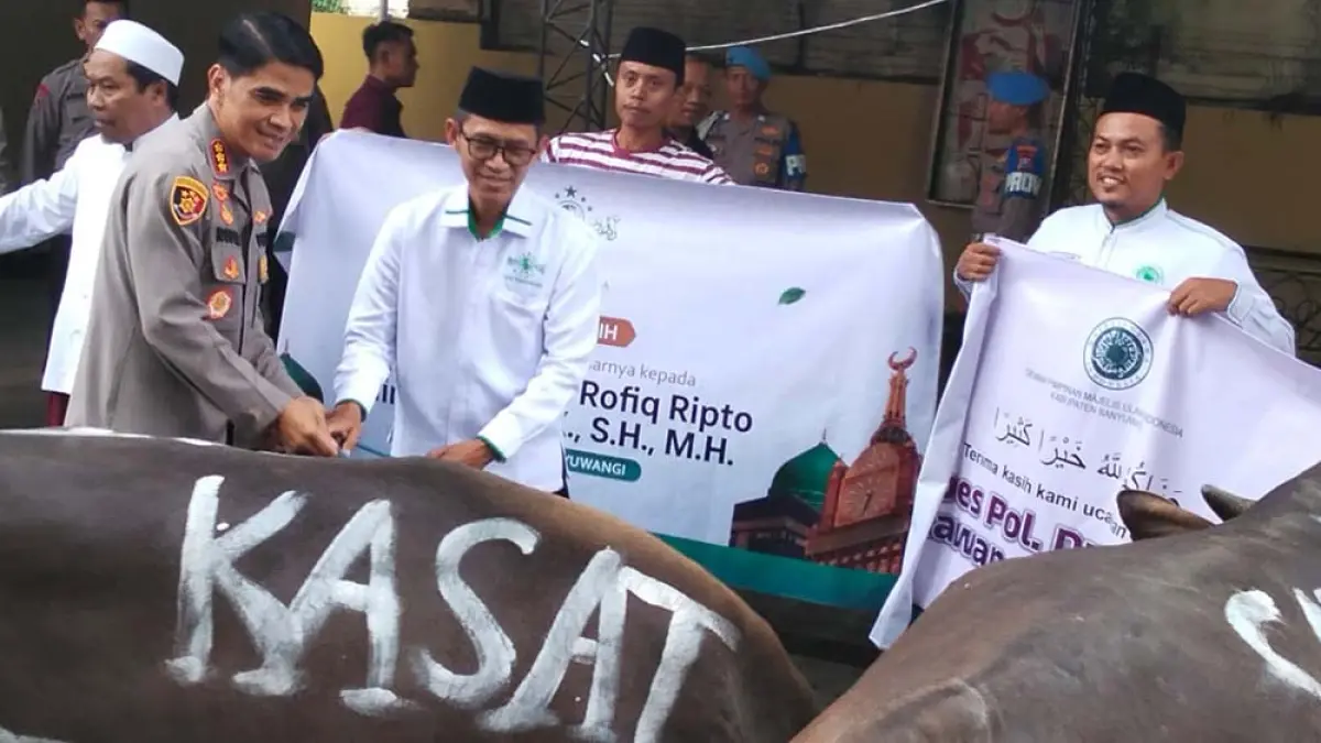 PERKUAT JALINAN SILATURAHMI: Kapolresta Kombespol Rofiq Ripto Himawan menyerahkan sapi kurban kepada pengurus PCNU Banyuwangi dan PD Muhammadiyah Banyuwangi. (Humas Polresta Banyuwangi)