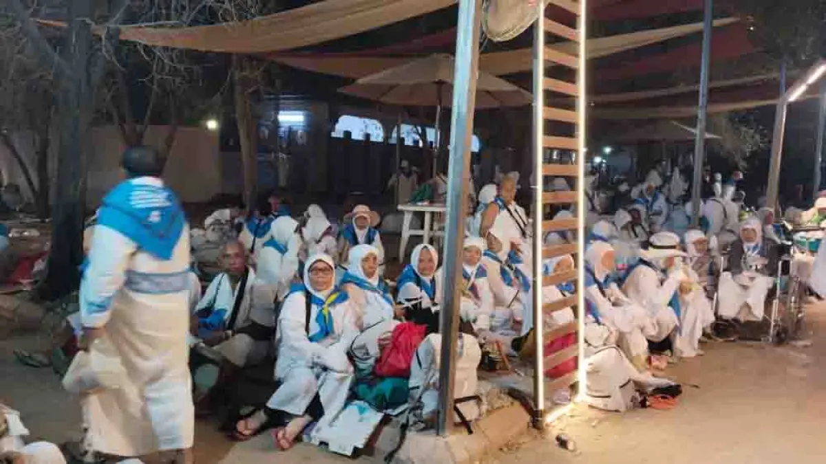 RANGKAIAN HAJI: Para Jemaah Kloter 83 berkumpul seusai tiba di Muzdalifah, Selasa (26/5) pukul 22.45 WAS. (Lukman Hakim for Radar Banyuwangi)
