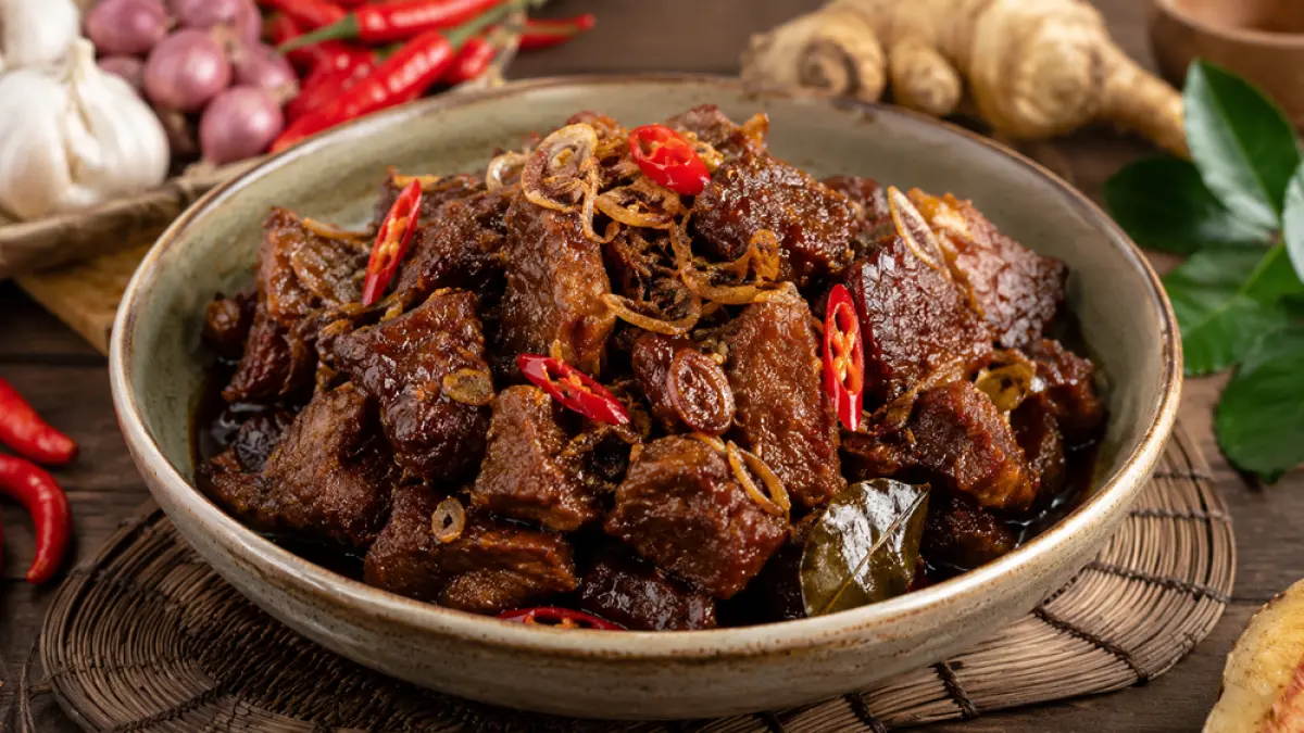 Resep daging kambing masak kecap cocok untuk olahan daging kurban Iduladha 2026. Empuk, gurih, manis pedas, dan mudah dibuat di rumah. (ChatGPT)