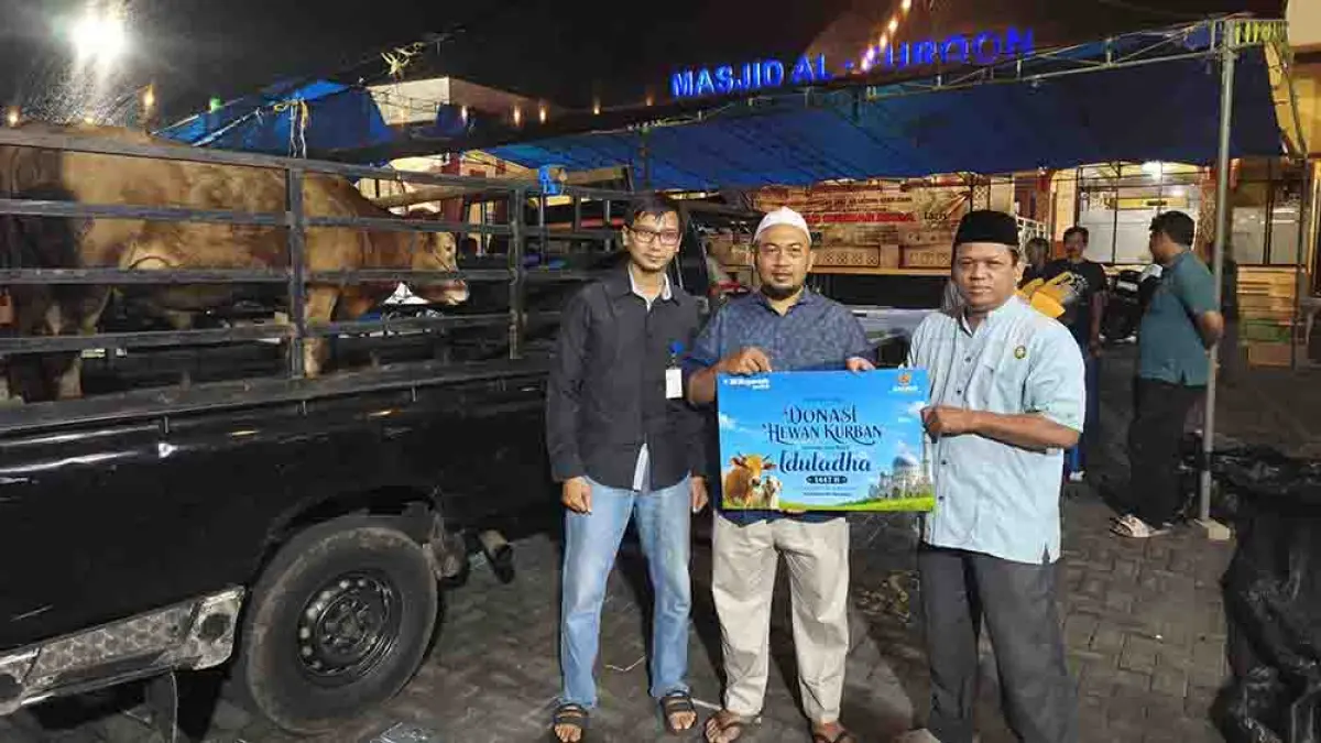 SIMBOLIS: Wakil Ketua Bidang Pengumpulan Baznas Banyuwangi Elly Irwan Suryanto (paling kanan) menyerahkan sapi kurban kepada Sains Rosyadi, Takmir Masjid Al Furqon pada Selasa malam (26/5). (BAZNAS Banyuwangi)