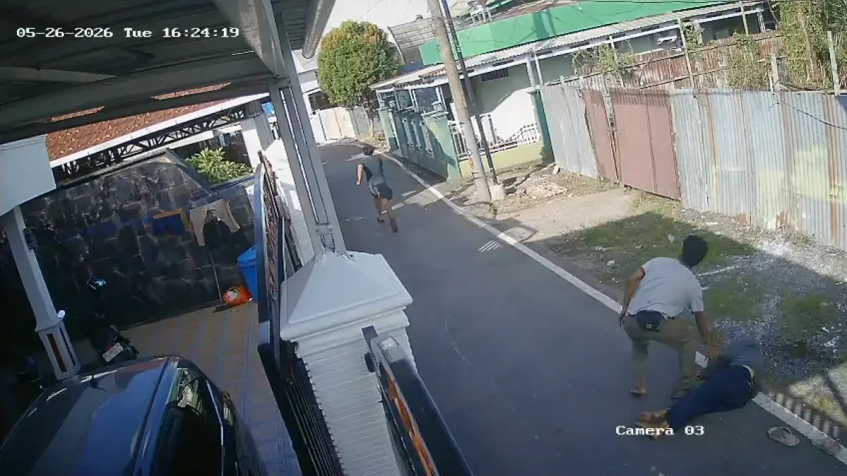 TERKAPAR: Korban Opek tampak tak sadarkan diri usai diseruduk sapi yang diduga lepas ikatan di Kampung Arab, Banjarmasin Tengah, Selasa (26/5/2026) sore.(Foto:Tangkapan layar rekaman CCTV) 