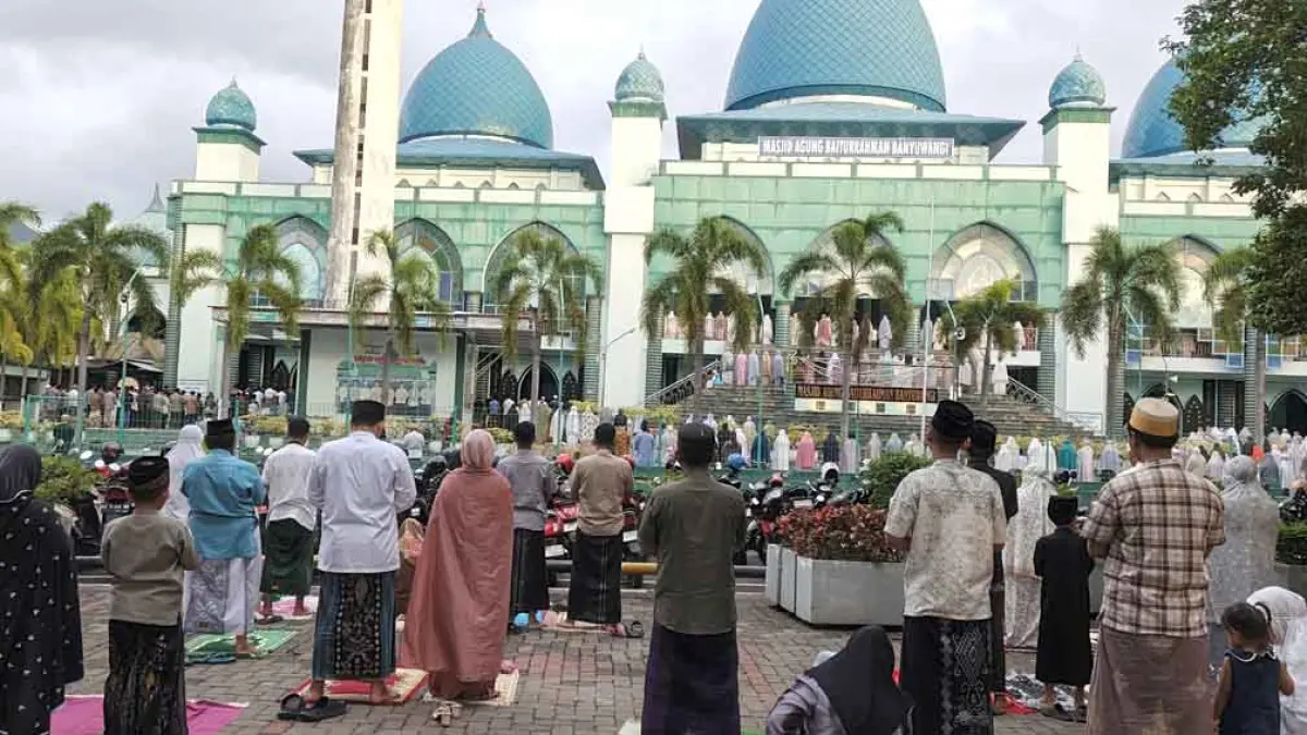 TIDAK KEBAGIAN TEMPAT: Sebagian jemaah lakukan sholat eid Idul Adha  di Taman Sritanjung karena area Masjid Agung Baiturrahman penuh, Rabu (27/5). (Ksatria Raya/Radar Banyuwangi)