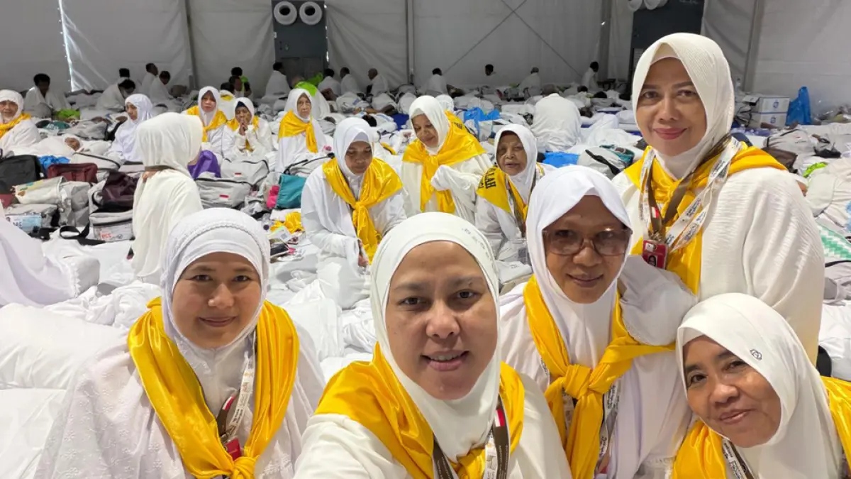 TINGGAL DI TENDA: Jemaah haji Banyuwangi yang tergabung dalam kloter 85 usai mendengarkan khutbah wukuf di Arafah, Selasa (26/5). (Kholid Askandar for Radar Banyuwangi)
