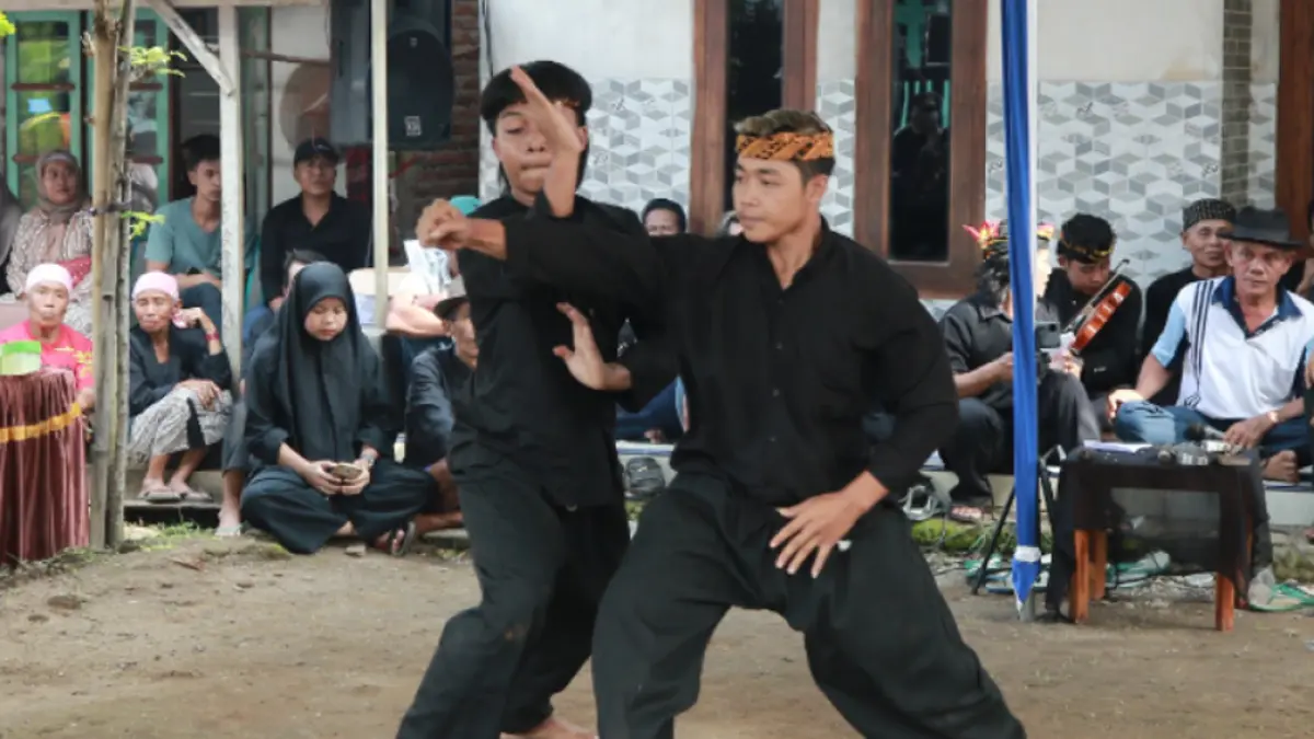 Tradisi Mencak Sumping di Banyuwangi kembali digelar saat Iduladha 2026. Atraksi silat magis ini jadi daya tarik wisata budaya unik. (banyuwangitourism.com)
