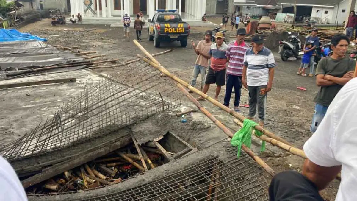 Warga mengerubungi tempat kejadian perkara (TKP) di sekitar aliran sungai Dusun Sumberjambe, Desa Kandangan, Kecamatan Pesanggaran, Selasa siang (26/5). (Maskur for Radar Banyuwangi)