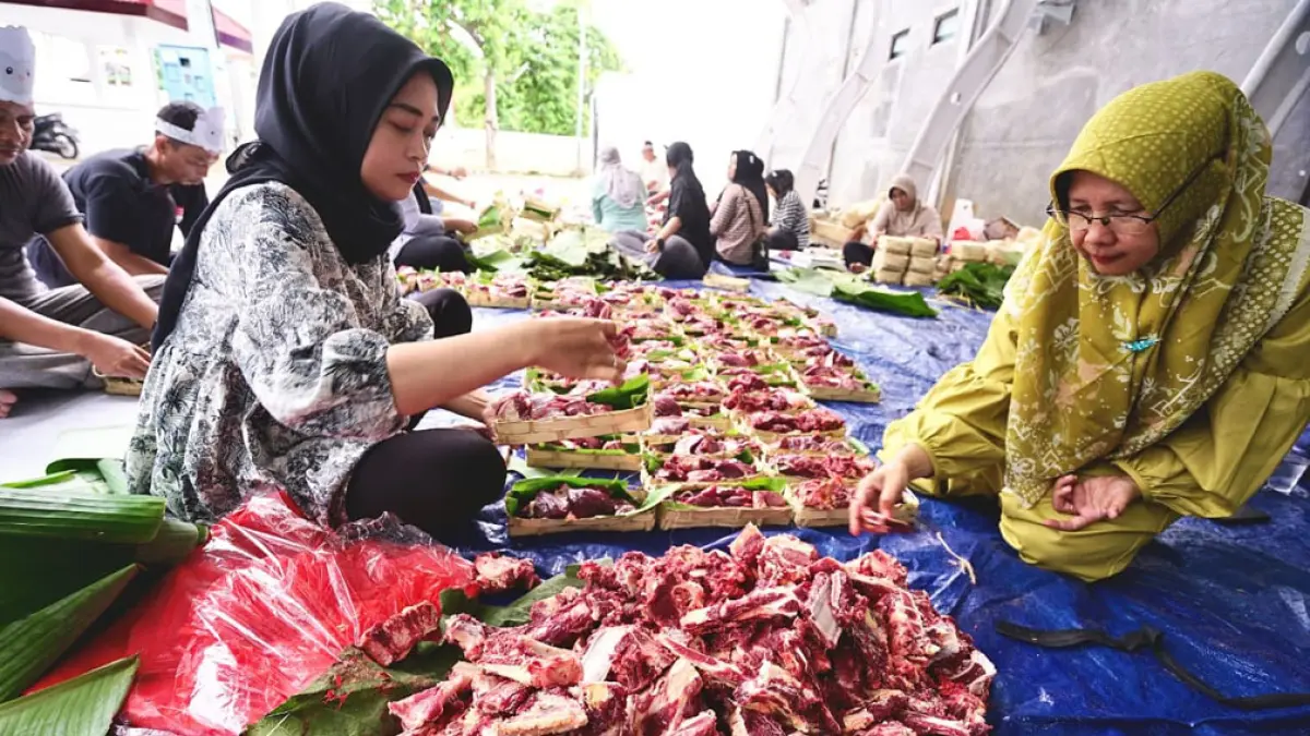 ASN Banyuwangi membagikan 191 hewan kurban kepada warga miskin saat Idul Adha melalui program sosial ASN Banyuwangi Berbagi. (banyuwangikab.go.id)
