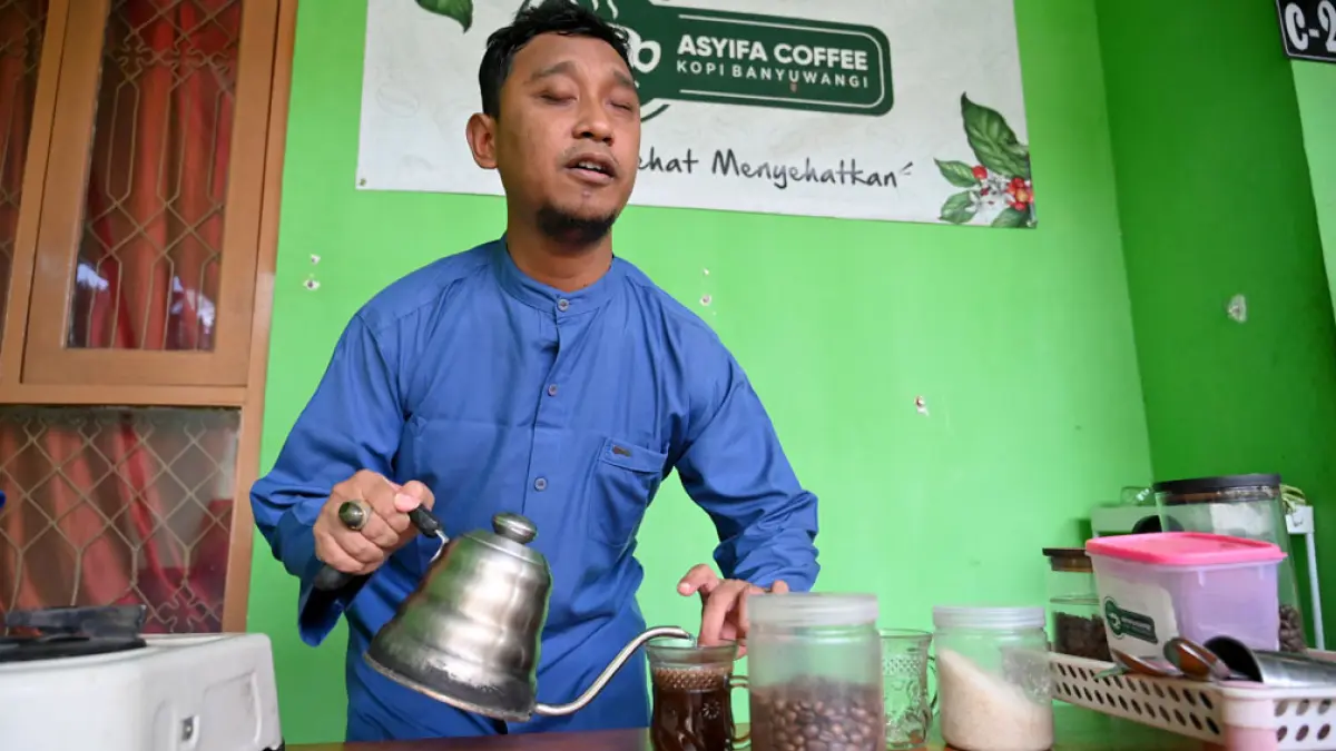 BARISTA TUNA NETRA: Nurul Imam meracik kopi di kedai milkinya Asyifa Coffe di Perumahan Villa Ijen, Kelurahan Banjarsari, Kecamatan Glagah. (Ramada Kusuma/Radar Banyuwangi)