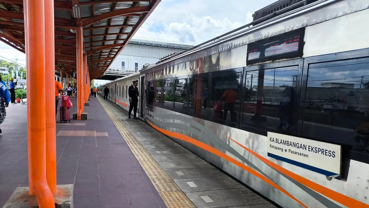 Daftar 10 kereta api dengan rute terjauh di Indonesia tahun 2026. (Lugas Rumpakaadi/Radar Banyuwangi)