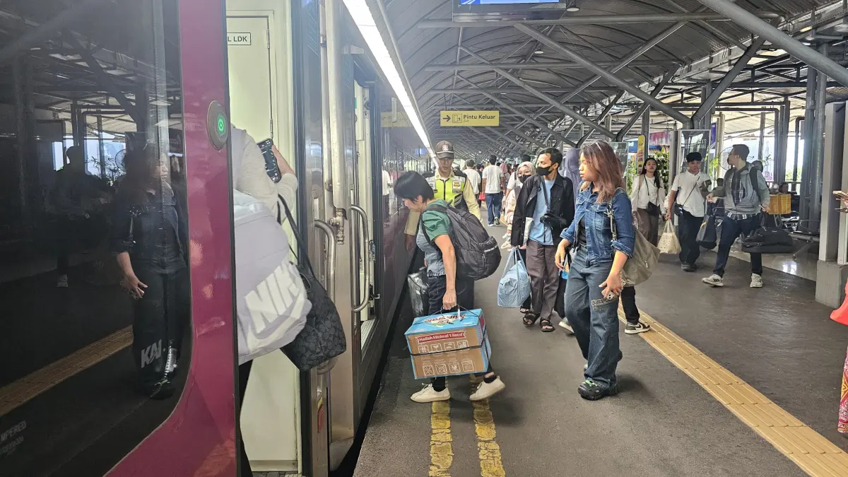 KAI Daop 8 Surabaya melayani 35.672 pelanggan kereta api jarak jauh pada hari pertama libur panjang Iduladha 2026. (KAI)
