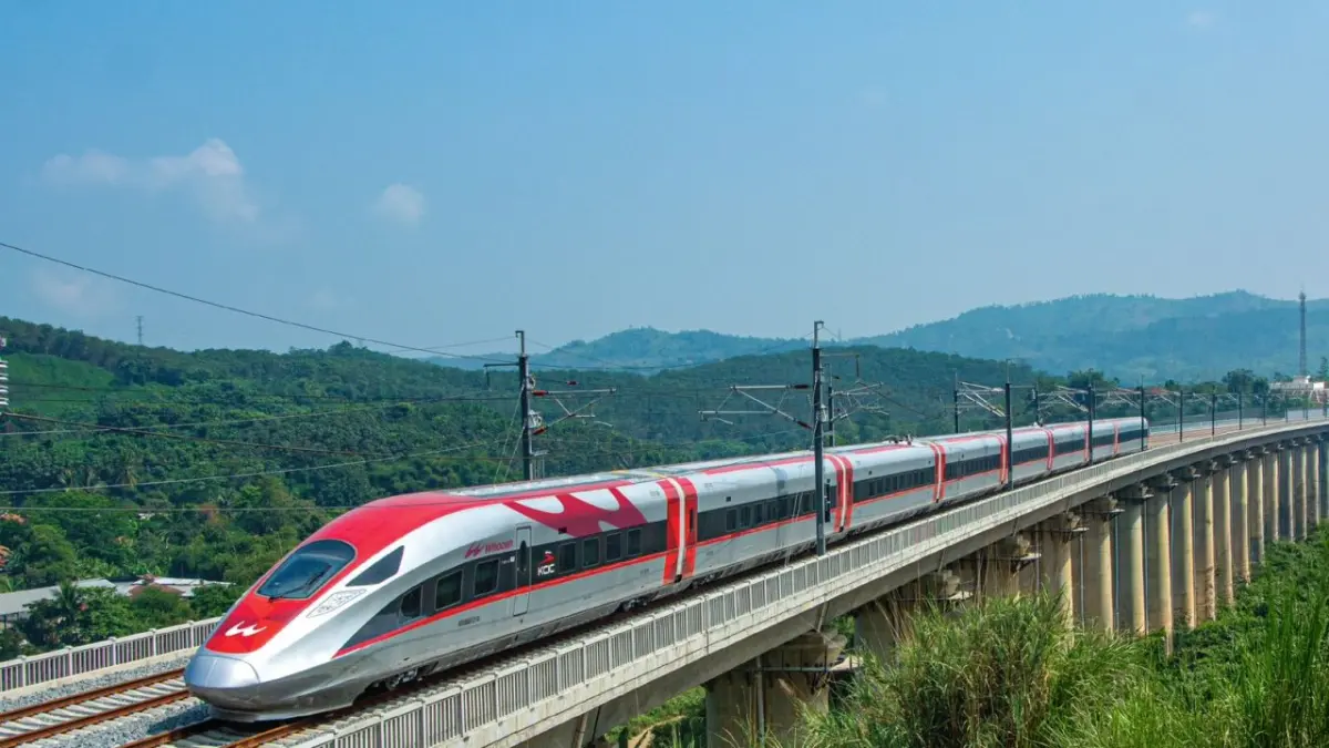 Kolaborasi profesional muda Indonesia dan China menjaga operasional KCJB berjalan aman sekaligus mempercepat alih teknologi kereta cepat. (KCIC)
