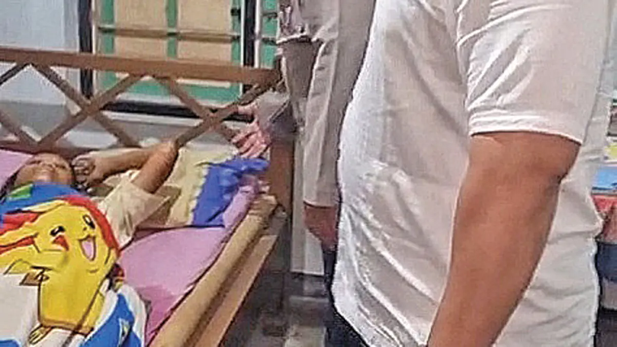 KORBAN: Jajaran Forpimka menjenguk keluarga yang tertimpa reruntuhan rumah di Desa Buluagung, Kecamatan Siliragung. (Heru for Radar Banyuwangi)