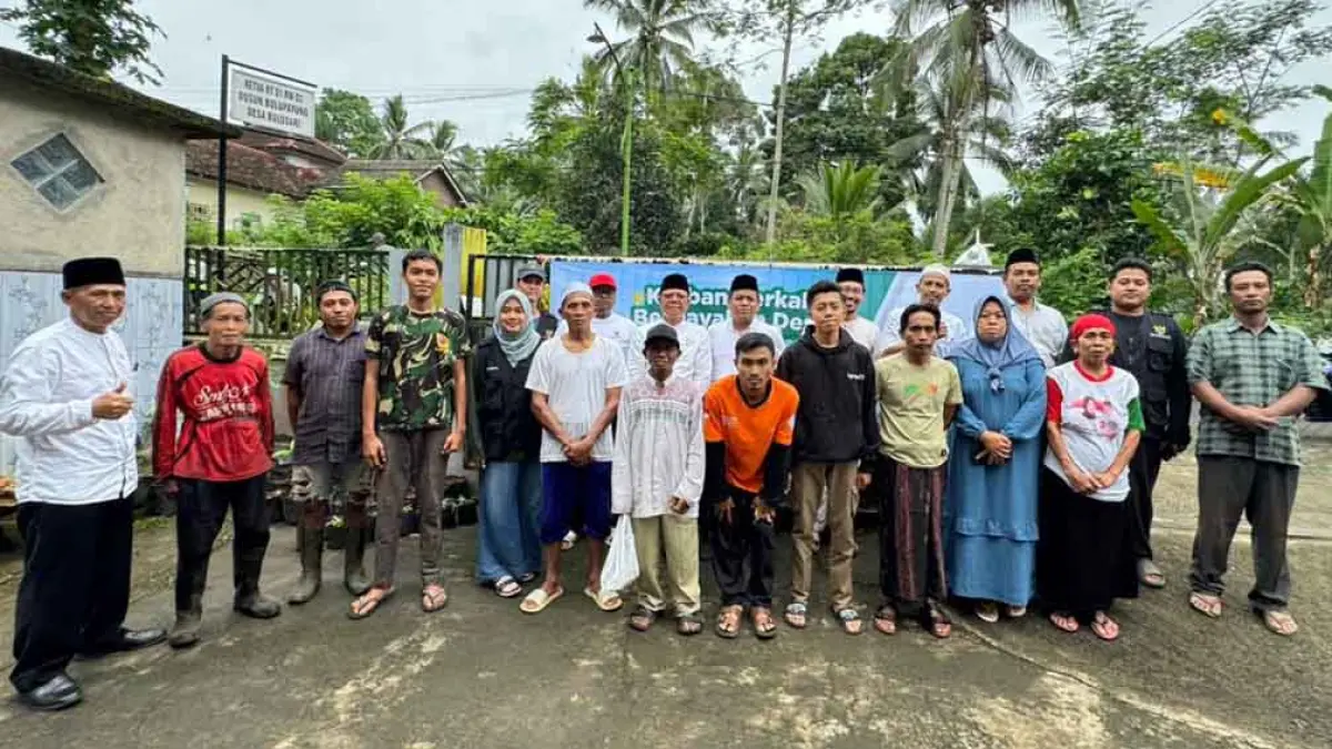 KURBAN BERKAH: Komisioner Baznas Banyuwangi dan staf bersama warga penerima manfaat kurban di Desa Bulusari, Kecamatan Kalipuro pada Kamis siang (28/5). (Dok. Baznas Banyuwangi)