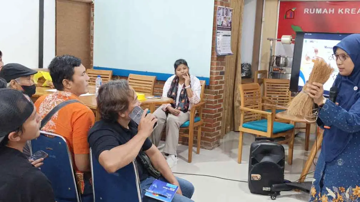 MAJUKAN UMKM: Saat Ketua Tim ITS dari Prodi Teknik Pangan Departemen Teknik Kimia Siti Nurkhamidah menjelaskan tentang produk kemasan dari Serabut Kelapa, Selasa (26/5). (Ksatria Raya/Radar Banyuwangi)
