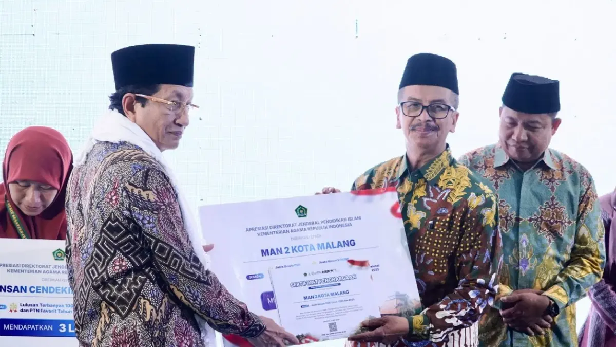 Menag Nazarudin Umar beri penghargaan kepada MAN 2 Kota Malang. (kemenag.go.id)