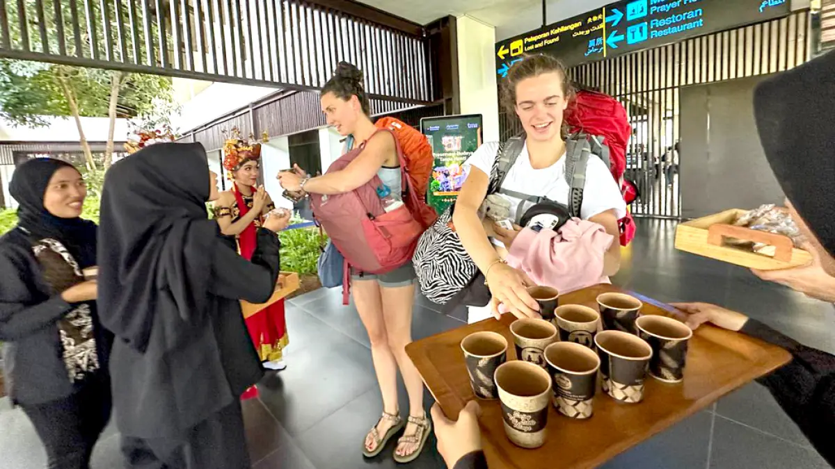 Pemkab Banyuwangi memanjakan wisatawan yang turun dari kereta api di Stasiun Banyuwangi Kota, Kamis (28/5). Begitu turun dari kereta, mereka disambut kopi hangat, tarian gandrung, dan kue bagiak. (Ramada Kusuma/Radar Banyuwangi)