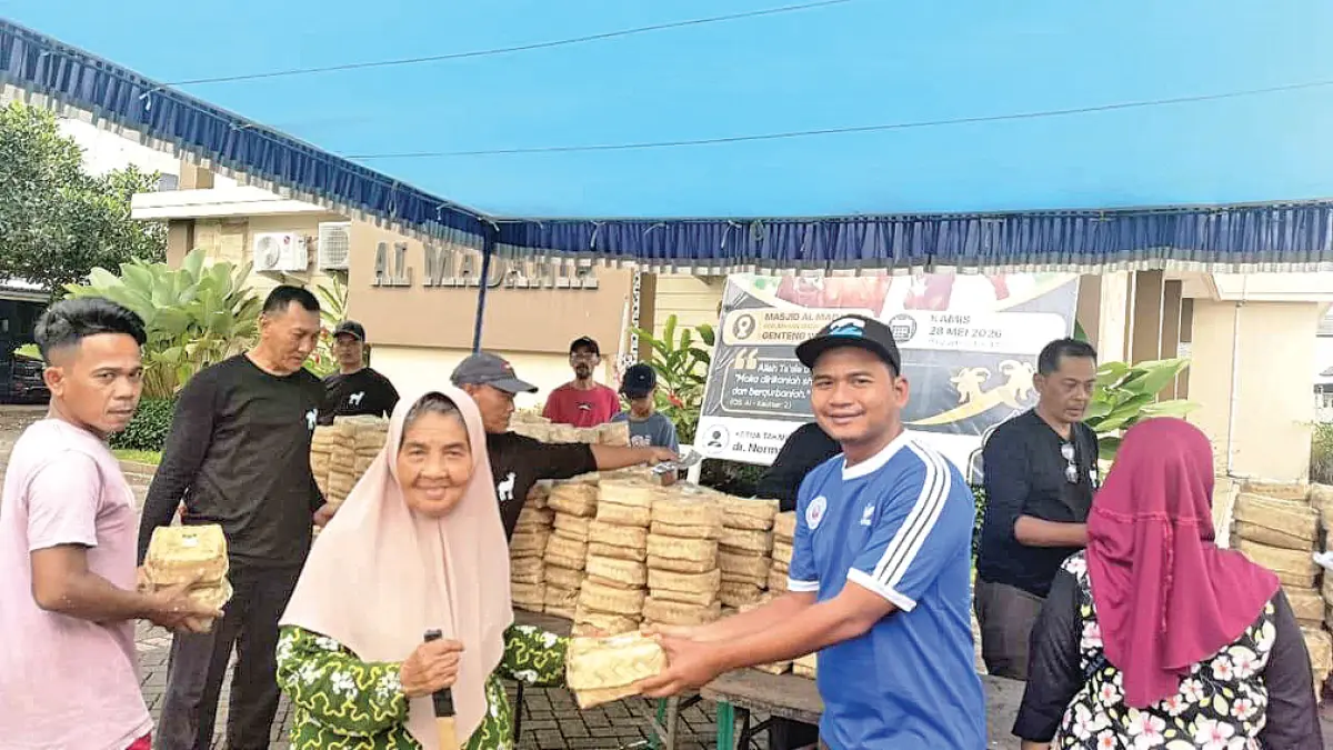 SEMANGAT BERBAGI: Muhammad Andrian Habibi membagikan daging kurban kepada lansia. (Titin/Radar Banyuwangi)