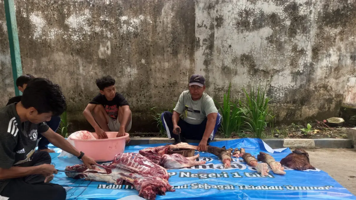 Siswa dilibatkan dalam proses penimbangan hingga distribusi daging kurban sebagai pembelajaran kepedulian sosial dan karakter berbagi. (Istimewa)