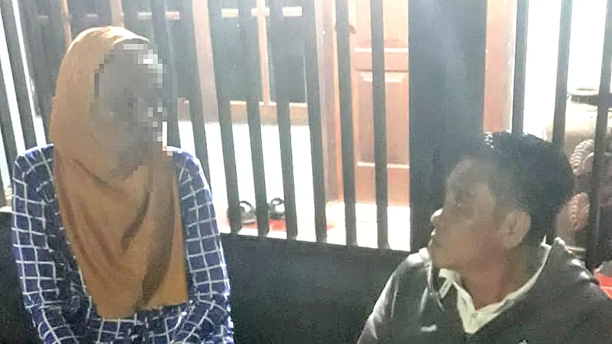 TERTIPU: Staf Trantib Kecamatan Gambiran membantu lansia yang tertipu oknum ojek di Dusun Kampungbaru, Desa Jajag, Kecamatan Gambiran, Rabu malam (27/5). (Suyanto for Radar Banyuwangi)