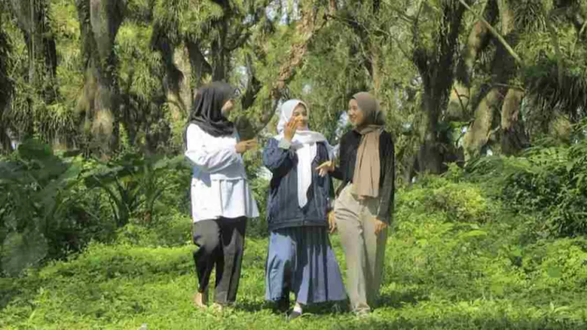 Wisatawan menikmati De Djawatan Banculuk, Banyuwangi. (banyuwangitourism.com)