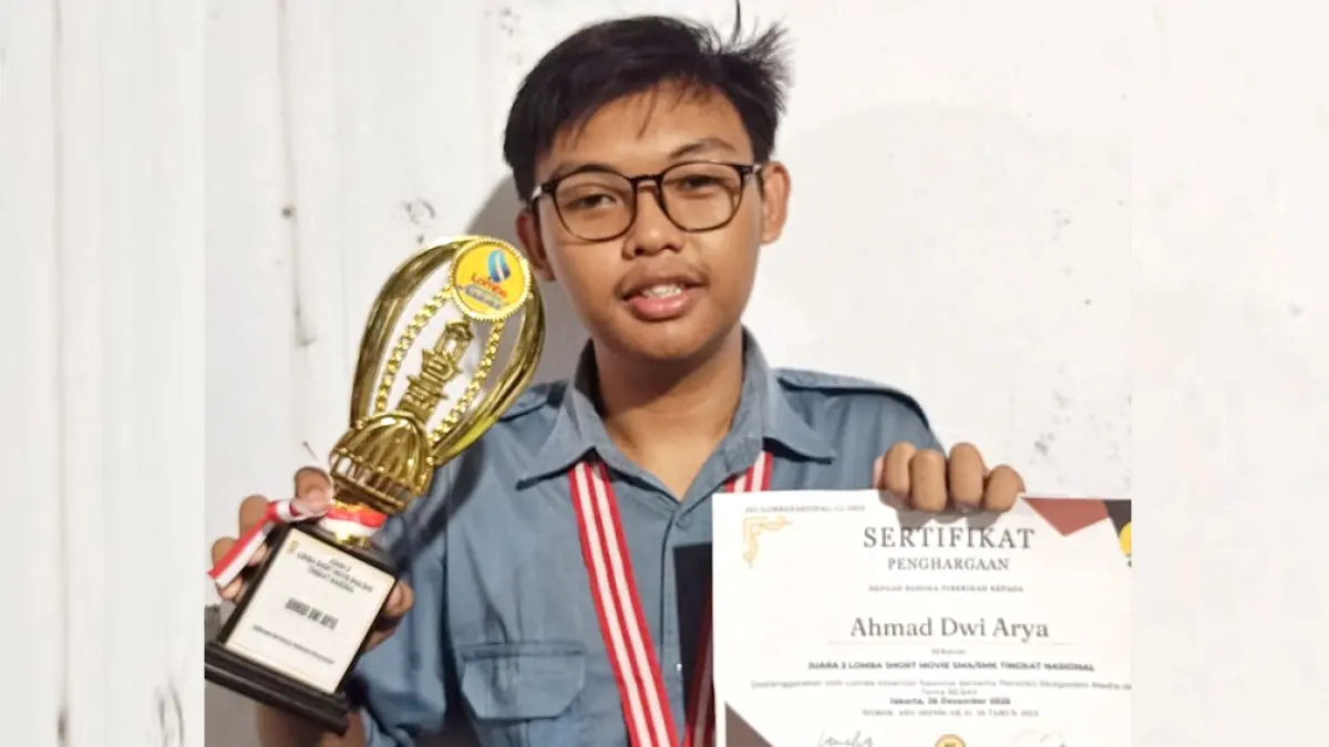 Ahmad Dwi Arya meraih juara 2 Lomba Short Movie Tingkat Nasional. (Wahid for Radar Banyuwangi)