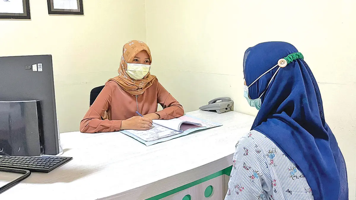 BERI EDUKASI: dr Eka Devinta Novi Diana Sp DV Spesialis Kulit sedang melakukan edukasi pasien yang akan melakukan tindakan electrocauter di RSU Bhakti Husada. (RSU Bhakti Husada)