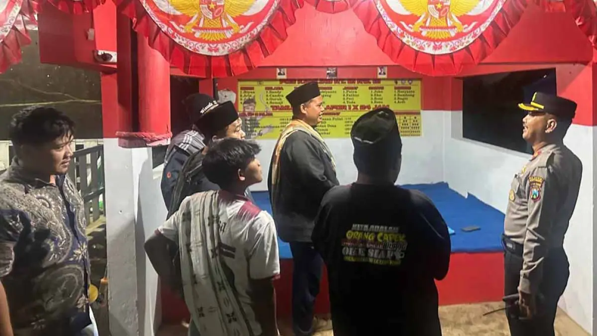HIDUPKAN BUDAYA RONDA: Kasat Binmas Kompol Basori Alwi mengecek salah satu poskamling yang diikutkan lomba. (Basori for Radar Banyuwangi)