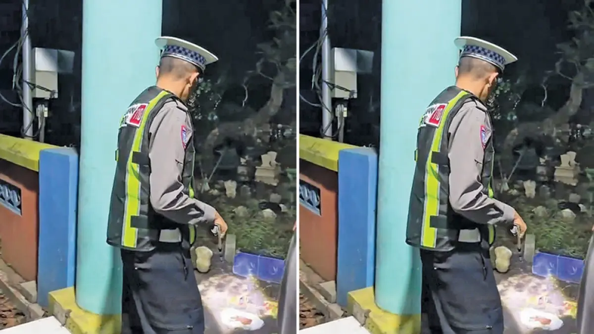 KELILING: Anggota Polsek Muncar patroli di TPU Desa Blambangan pada Minggu dini hari (24/5). (Humas Polresta Banyuwangi)