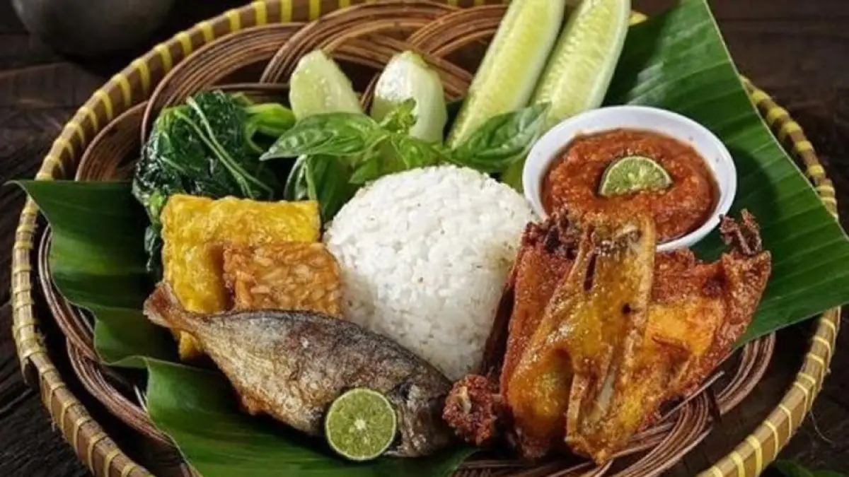 Kuliner khas Banyuwangi kini hadir di gerbong makan KAI. (Radar Malang)