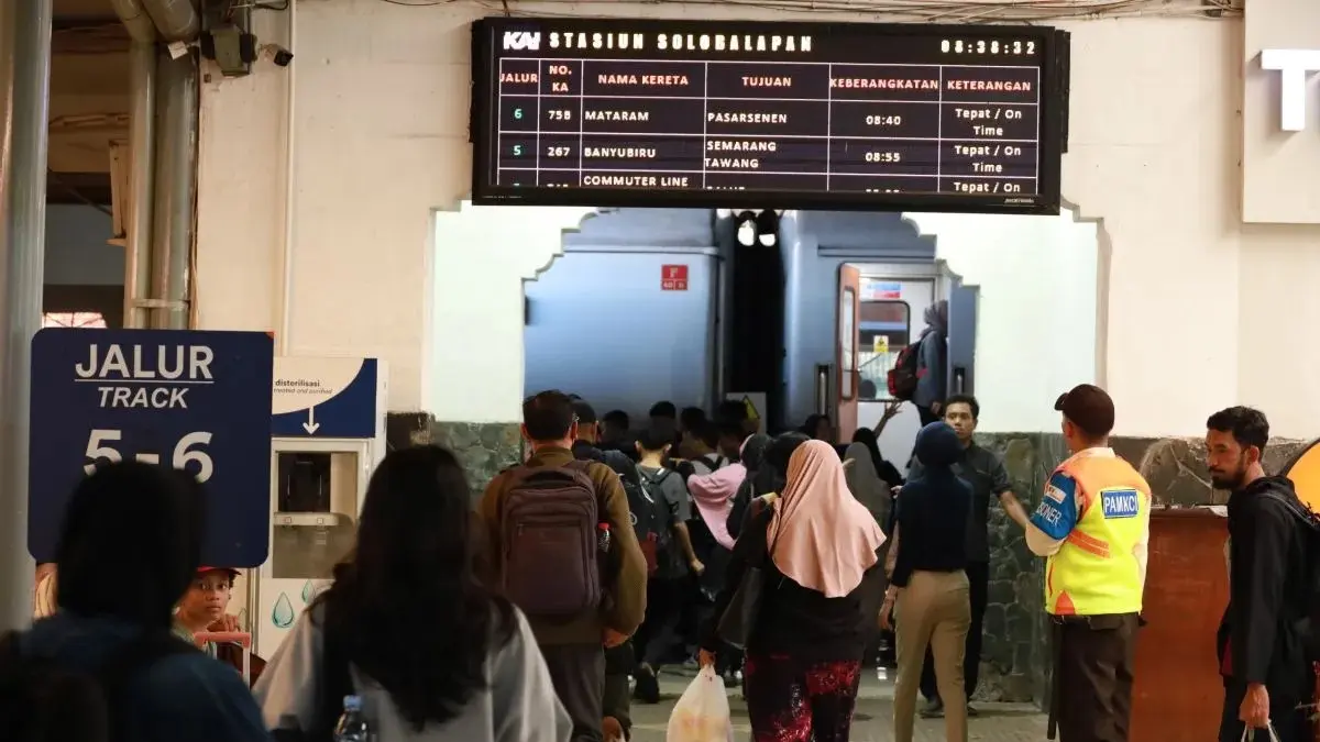 Libur panjang Iduladha dan Hari Lahir Pancasila mendorong lonjakan perjalanan kereta api. (Antara)