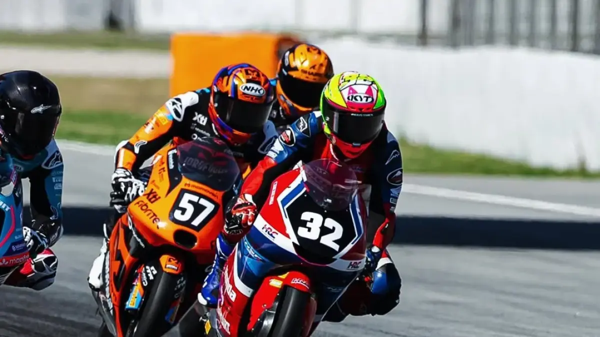 M. Kiandra Ramadhipa (32), pembalap muda asal Selman, Yogyakarta, di ajang Moto3 Junior 2026. (instagram/mk.ramadhipa212)
