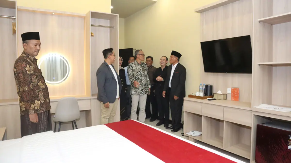 MULAI BEROPERASI: Beberapa tamu VIP melihat sejumlah kamar di hotel Sahid Mahata Genteng dalam rangkaian prosesi pelncuran hptel tersebut pada awal Februari lalu. (Dok. Radar Banyuwangi)