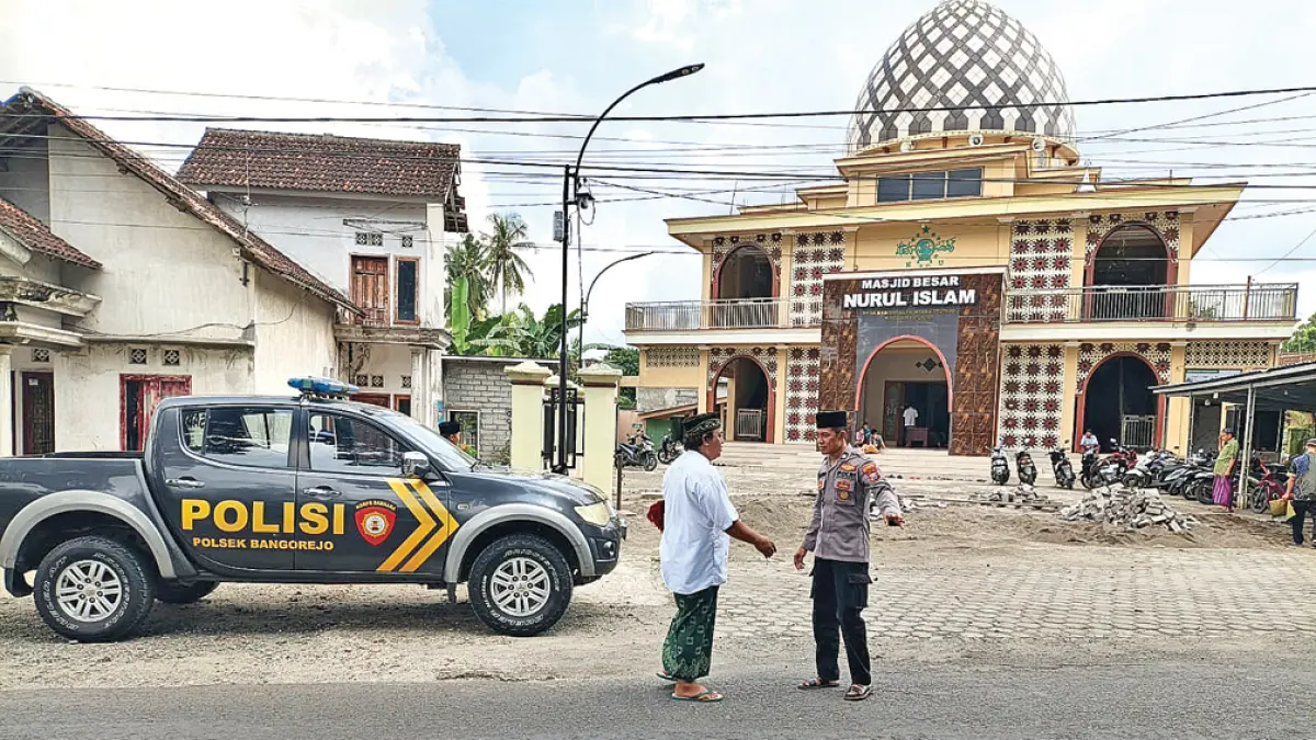 PELAYANAN: Anggota Polsek Bangorejo mengamankan Ibadah Salat Jumat di Masjid Nurul Islam, Desa Kebondalem, Kecamatan Bangorejo, Jumat (29/5). (Hariyanto for Radar Banyuwangi)
