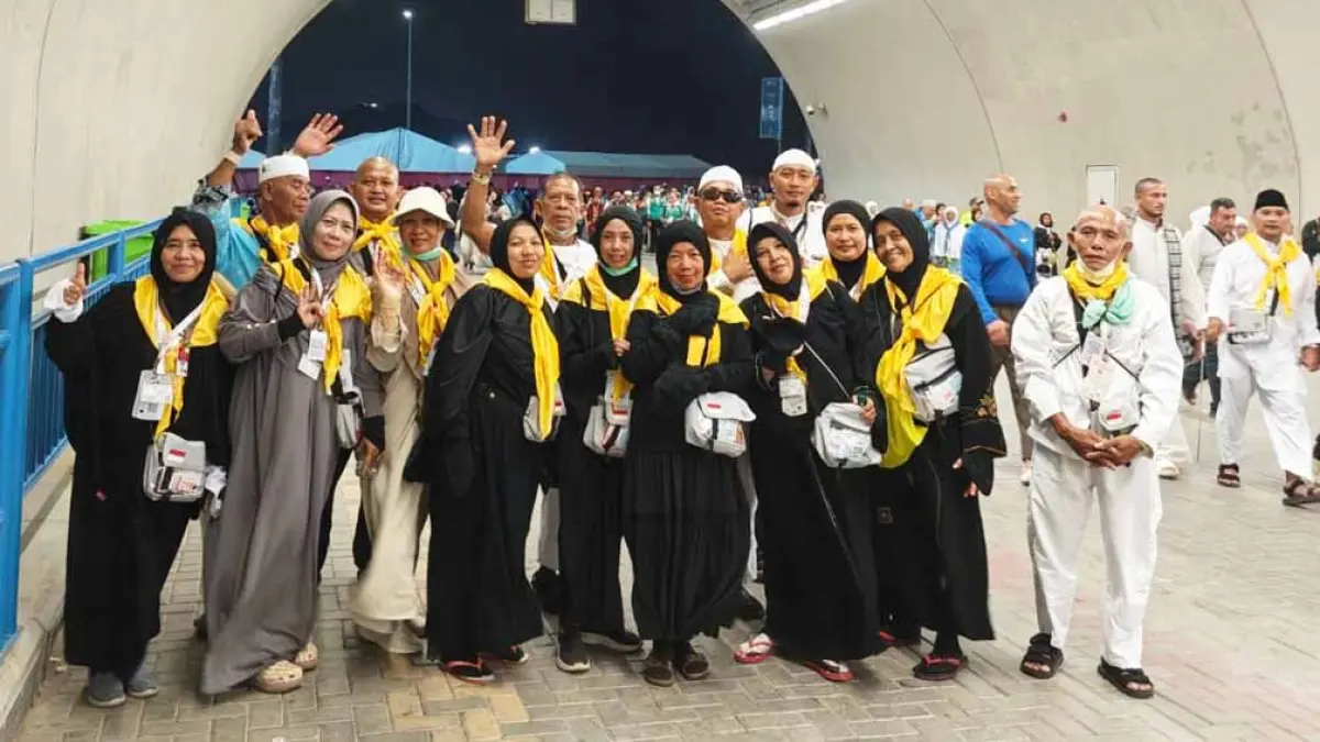 TETAP SEMANGAT: Jemaah haji KBIHU Sabilillah Banyuwangi, kloter 85 telah menyelesaikan lempar jumrah pada Jumat dini hari (29/5). Mereka bersiap kembali ke Makkah. (Kholid Askandar for Radar Banyuwangi)