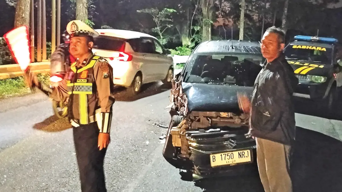 TKP: Anggota Polsek Kalibaru saat mengatur arus lalu lintas di jalan raya kawasan Gunung Gumitir, Desa Kalibarumanis, Kecamatan Kalibaru, Jumat (29/5). (Aries for Radar Banyuwangi)