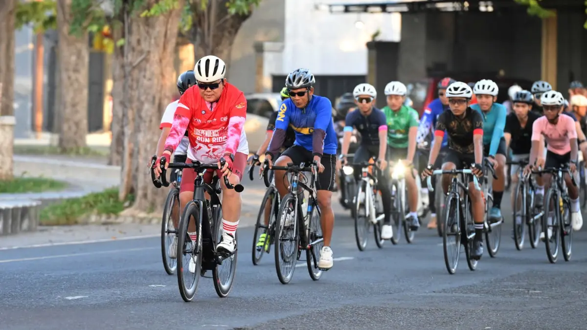 Dokter Agung Mulyono bersama komunitas saat city tour pada Jumat (28/5/2026) sebelum kompetisi dimulai BCL dimulai keesokan harinya. (Ramada Kusuma/Radar Banyuwangi)