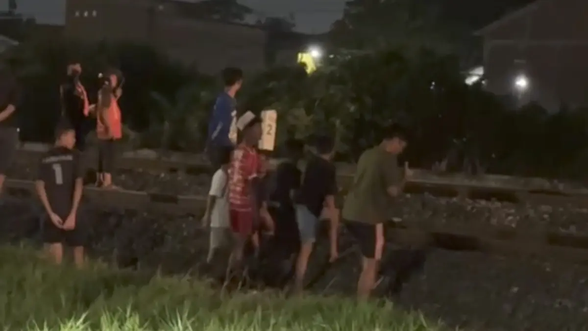 KA Kenlimas Cargo relasi Tanjung Priok–Kalimas tertemper orang di jalur antara Stasiun Semarang Tawang dan Alastua, Sabtu (30/5/2026). (Tangkapan Layar)