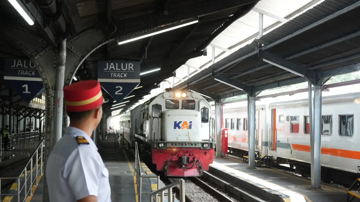 KAI Services menggandeng UMKM Banyuwangi menghadirkan nasi tempong, ayam lodoh, dan kuliner khas lainnya di kereta relasi Ketapang. (KAI)