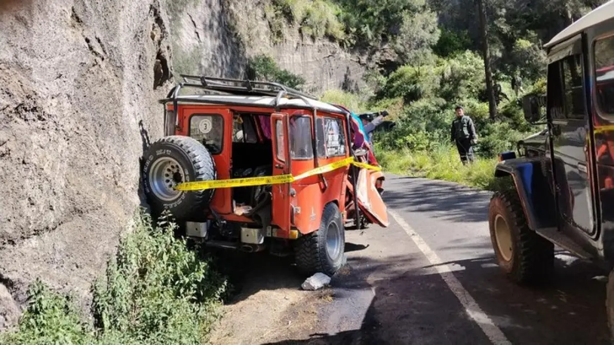 Kecelakaan maut terjadi saat jip turun dari bukit dingklik menuju lautan pasir. Polisi masih selidiki penyebab hilang kendali. (ISTIMEWA)