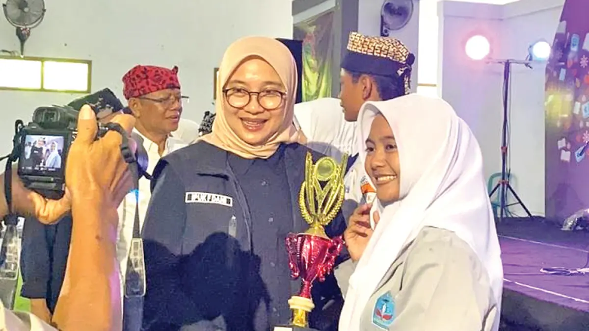 Anggun Aulia Pratama Putri meraih juara pertama lomba Cerita Cekak Pada Festival Literasi Using 2025. (Siska for Radar Banyuwangi)