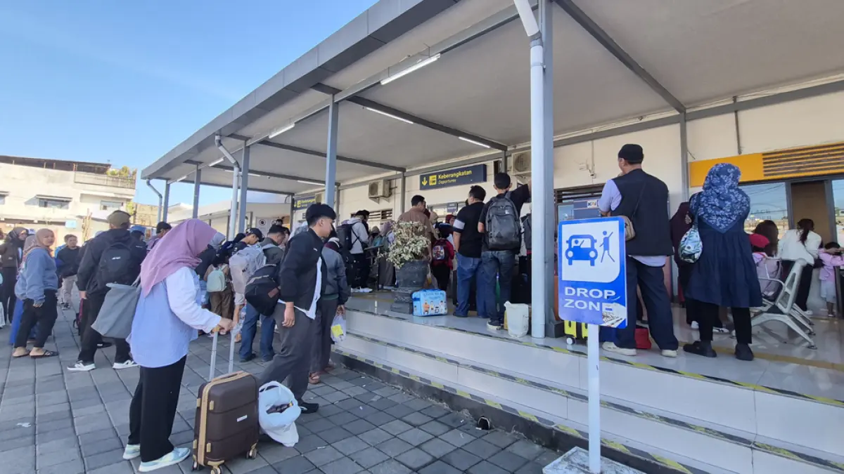 ANTRE: Penumpang kereta antre masuk peron di Stasiun Kalisetail, Desa/Kecamatan Sempu, Sabtu (30/5). (Salis Ali/Radar Banyuwangi)
