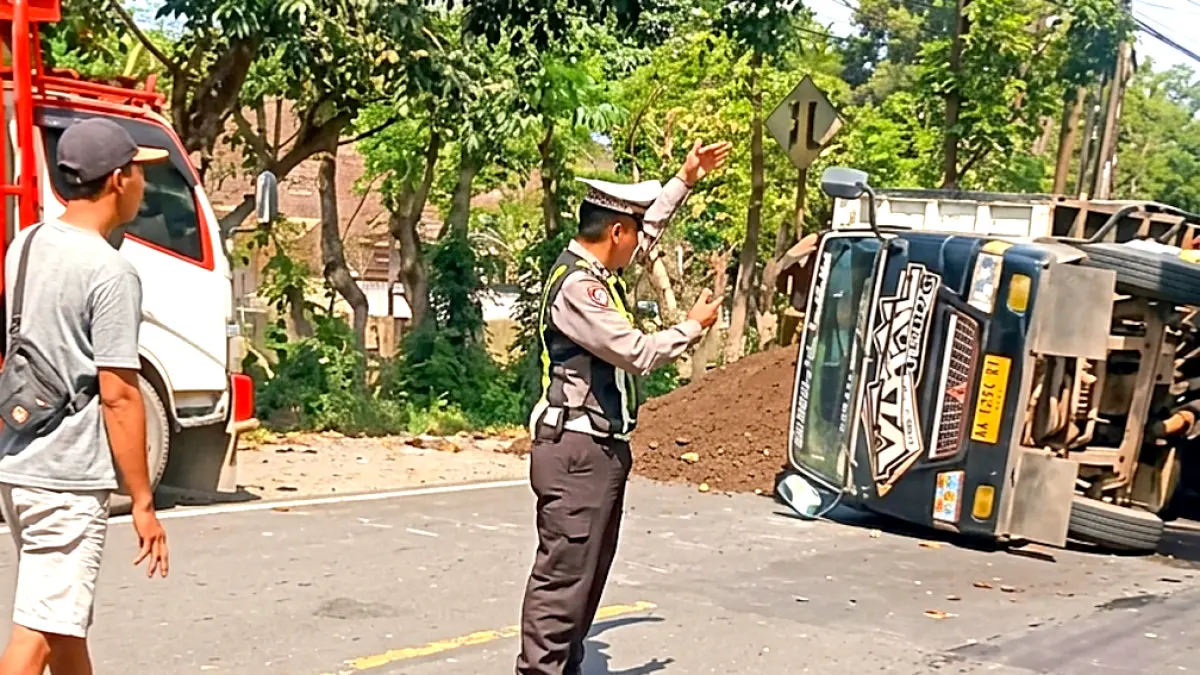 ATUR LALULINTAS: Anggota Polsek Rogojampi sedang melakukan olah TKP pada kejadian Truk Terguling di Jalan Raya Desa Gladag, Kecamatan Rogojampi, MInggu (31/5). (Gatot for Radar Banyuwangi)