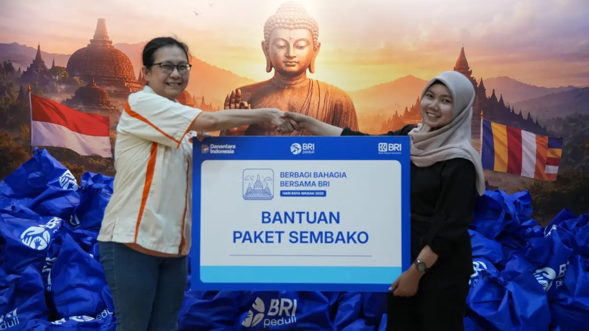 BRI melalui aktivitas Corporate Social Responsibility (CSR) BRI Peduli menjalankan Program “Berbagi Bahagia Bersama BRI” dengan menyalurkan bantuan 1.000 paket sembako bagi Umat Buddha. (foto: BRI)